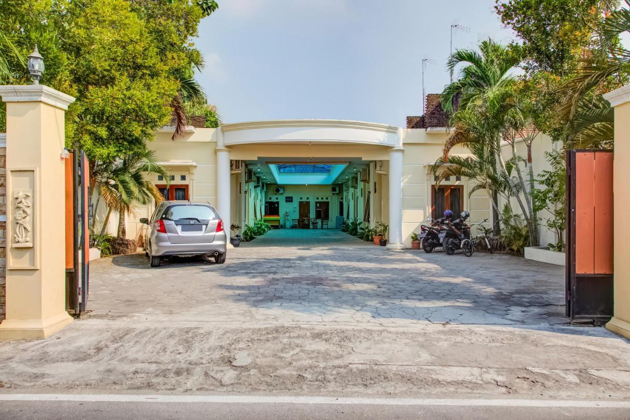 Oyo 3831 Pelangi Residence Syariah Solo Extérieur photo