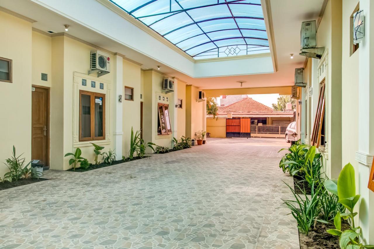 Oyo 3831 Pelangi Residence Syariah Solo Extérieur photo