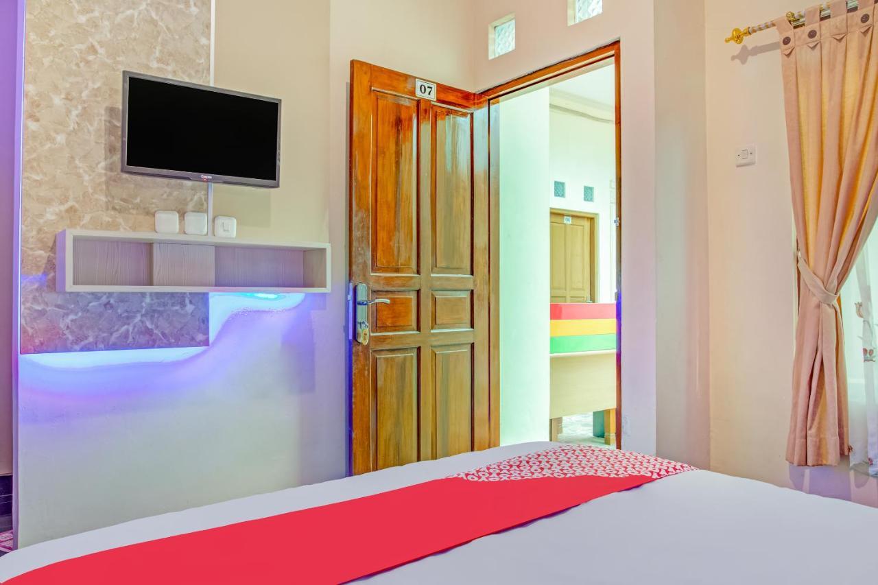 Oyo 3831 Pelangi Residence Syariah Solo Extérieur photo