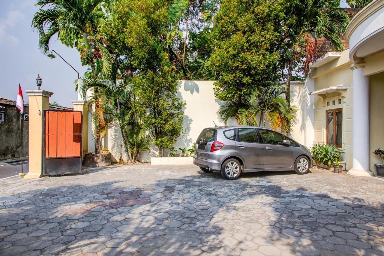 Oyo 3831 Pelangi Residence Syariah Solo Extérieur photo