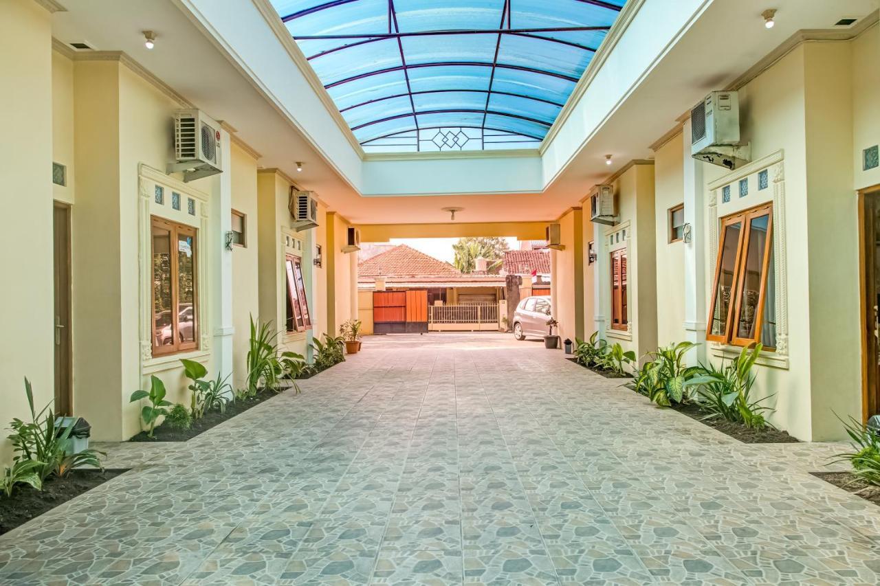 Oyo 3831 Pelangi Residence Syariah Solo Extérieur photo