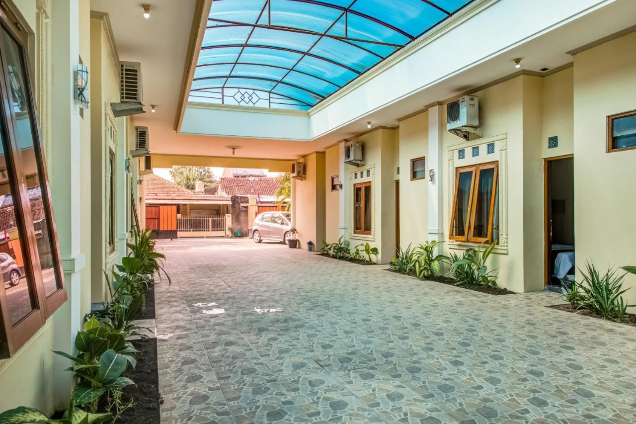 Oyo 3831 Pelangi Residence Syariah Solo Extérieur photo